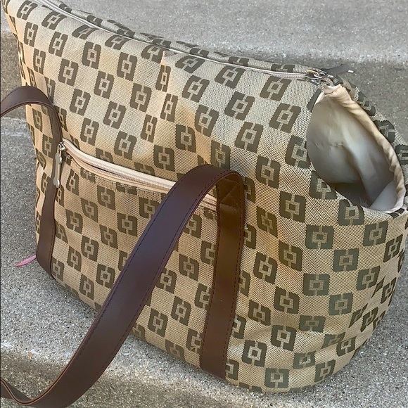 Doggie pet canvas carrier looks like GUCCI…